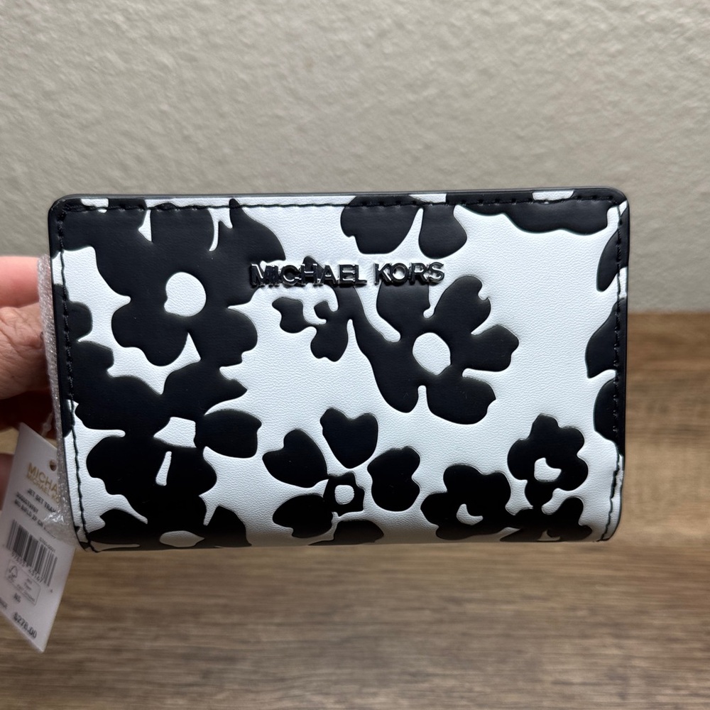 Michael Kors Jet Set Travel Medium Black & White Floral Zip Wallet